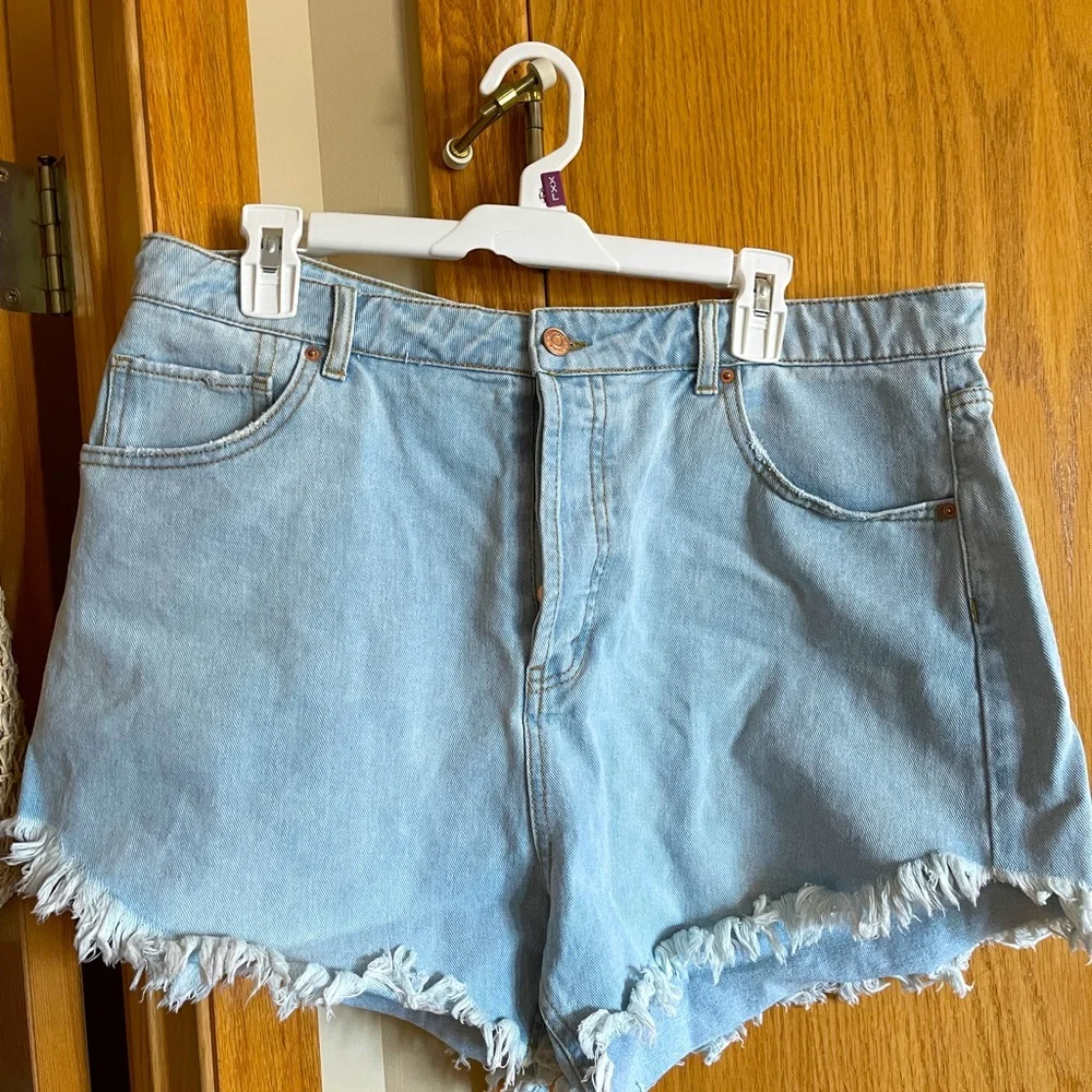 Cute mom jean shorts from Target! Sad they’re too big, never worn. - Picture 1 of 2